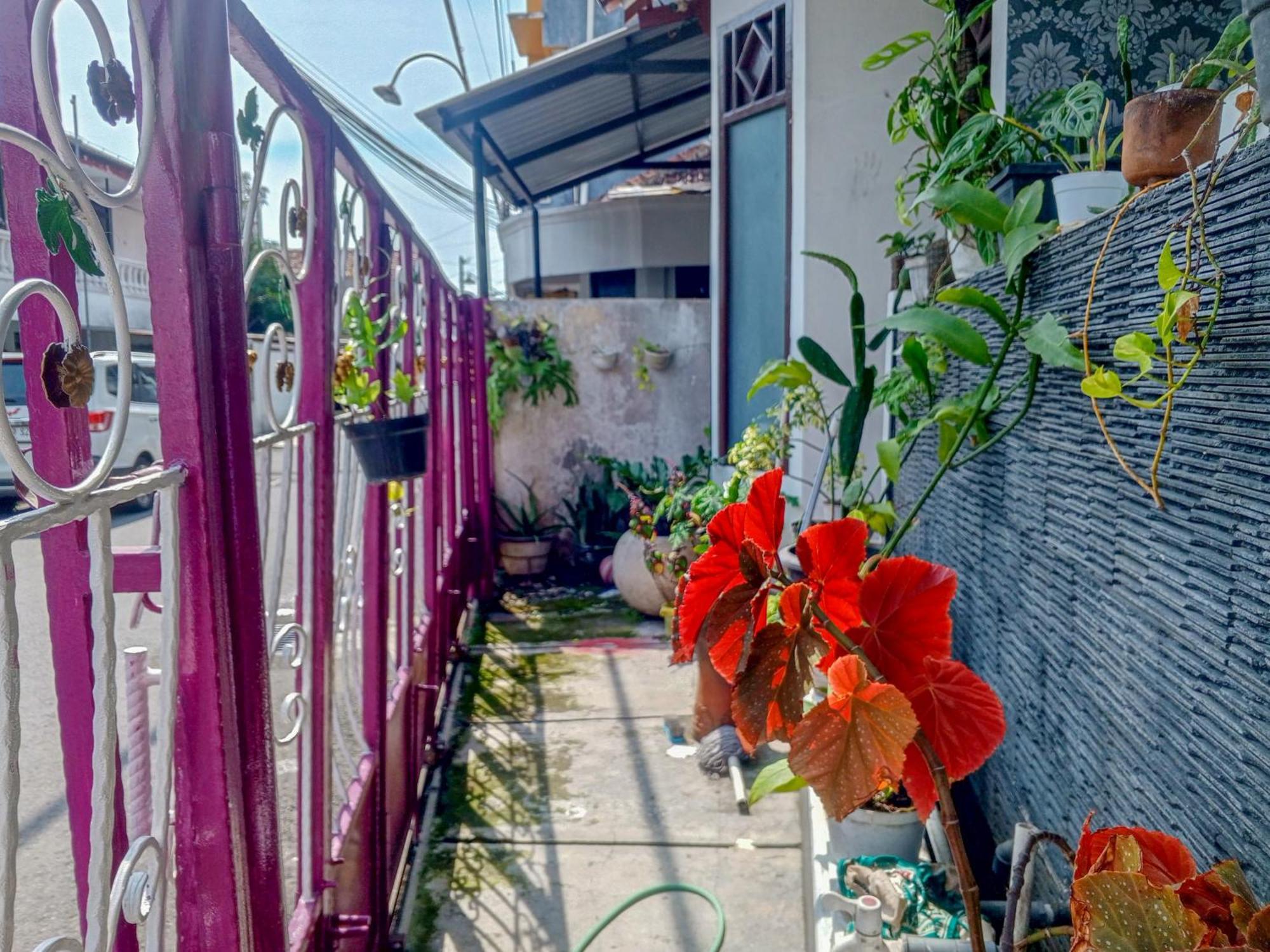 Trihakso Guest House Near Kaliurang Redpartner سليمان المظهر الخارجي الصورة